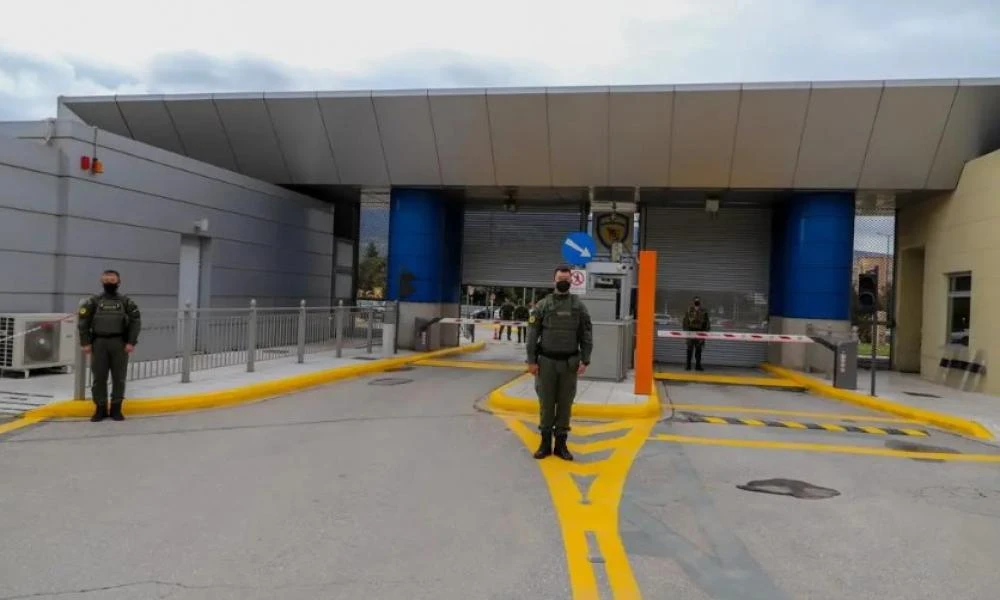 Ρουβίκωνας: Επίθεση με τρικάκια έξω από το υπουργείο Εθνικής Άμυνας